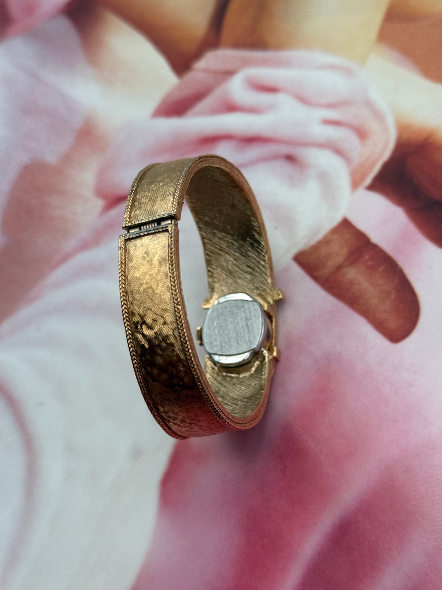 vintage Endura peekaboo watch