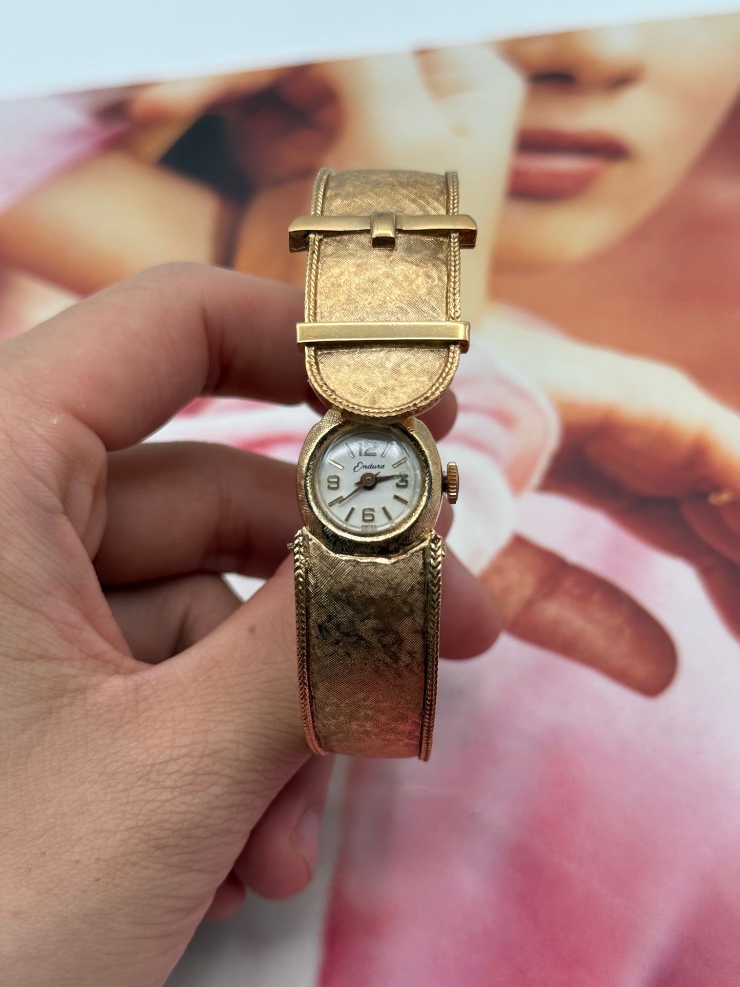 vintage Endura peekaboo watch