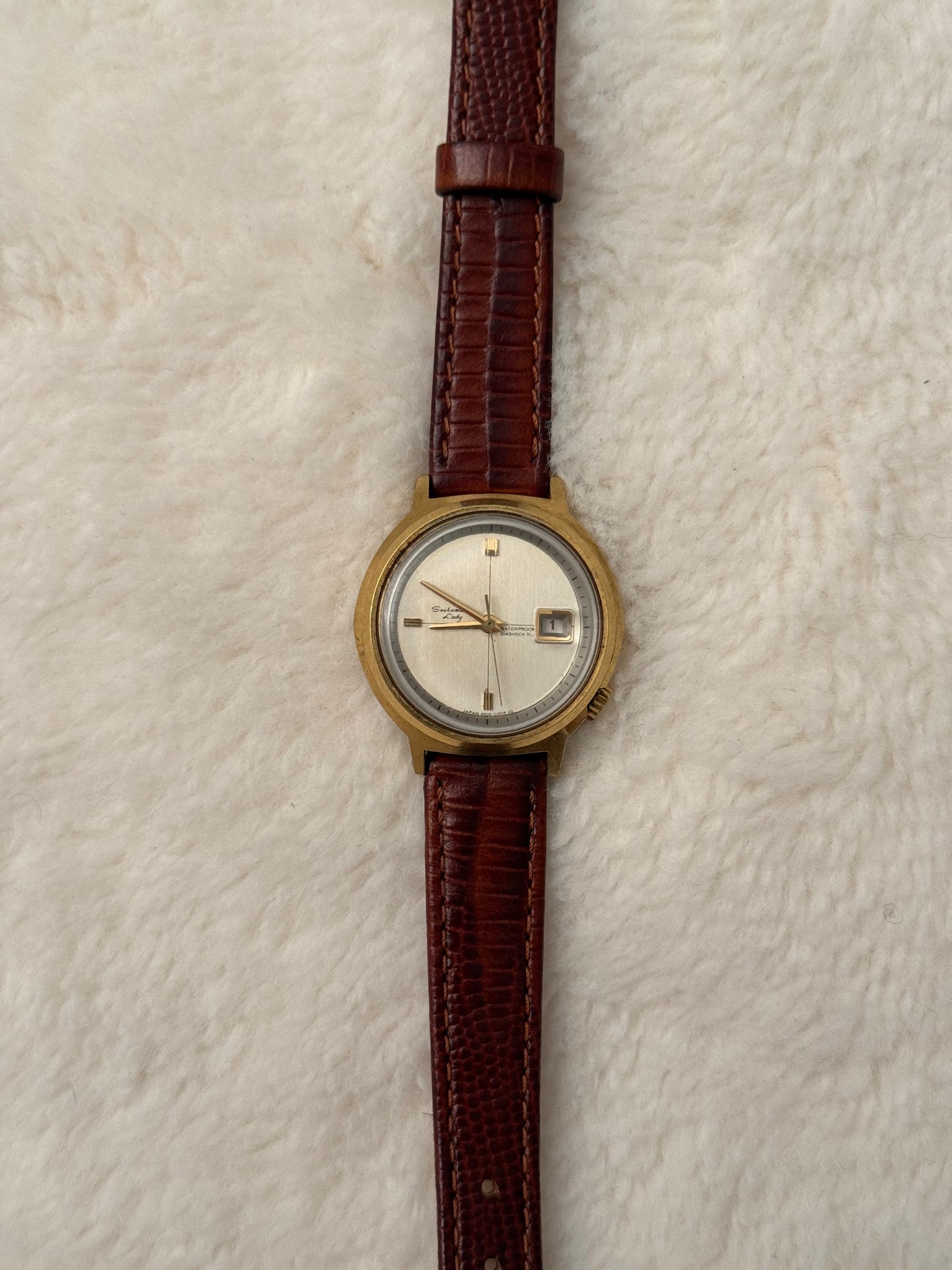 vintage seikomatic round leather watch